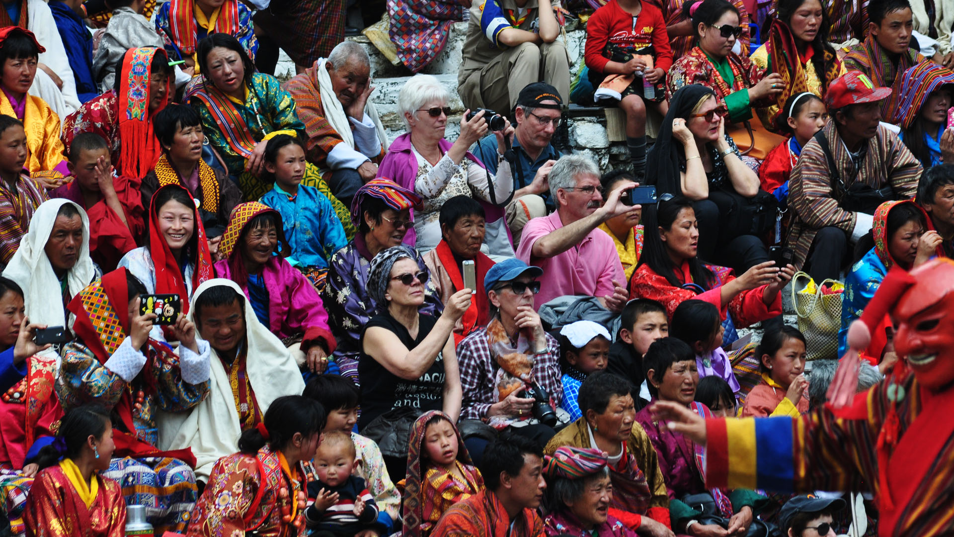 Local-People-with-tourist-witnessing